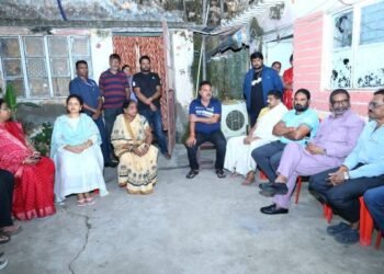 Chief Minister Hemant Soren visited the house of State Coordination Committee member Vinod Kumar Pandey and expressed condolences.