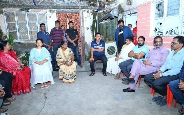 Chief Minister Hemant Soren visited the house of State Coordination Committee member Vinod Kumar Pandey and expressed condolences.