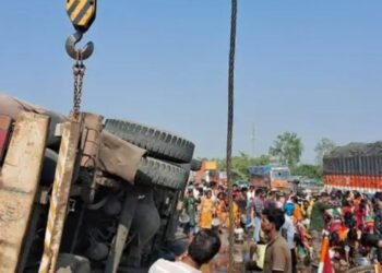 A tanker overturned on Hazaribagh NH-2, spilling palm oil on the road and villagers started collecting the oil.