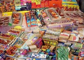 Major action in Dumka! Illegal firecracker shops raided before Diwali – stock worth lakhs seized, shops sealed!