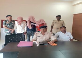 चिरकुंडा में पुलिस की बड़ी कार्रवाई: अवैध हथियार के साथ दो गिरफ्तार, एक बालक निरुद्ध
