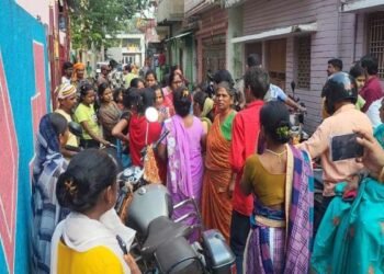 An unidentified body was found behind an unfinished house in Hazaribagh, causing a sensation in the area.