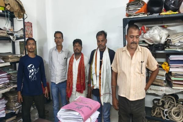 धनबाद में पुलिस का अभियान: अड्डाबाजी और नशाखोरी के खिलाफ एक्शन, 117 लोग हिरासत में