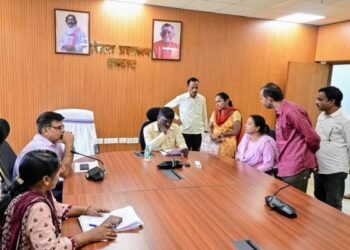 धनबाद में शिक्षकों को 10 माह से वेतन नहीं, जन शिकायत दरबार में लगाई गुहार