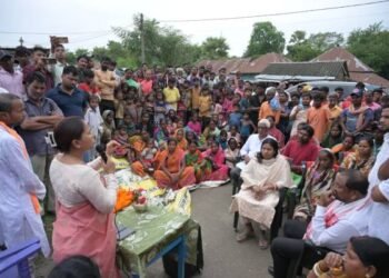 कसबा में कांग्रेस उम्मीदवार मोहम्मद इरफान आलम के समर्थन में उतरीं झारखंड की कृषि मंत्री शिल्पी नेहा तिर्की, कहा- “एक तरफ गांधी के भक्त..."