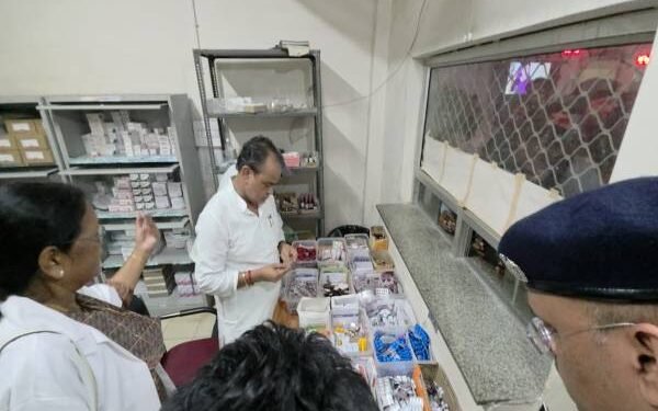 चाईबासा सदर अस्पताल में स्वास्थ्य मंत्री डॉ. इरफान अंसारी की आकस्मिक जांच से मचा हड़कंप