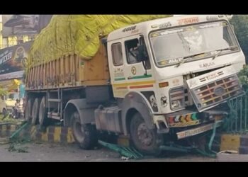 जमशेदपुर में देर रात ट्रक हादसा, बाल-बाल बचे लोग, यातायात बाधित