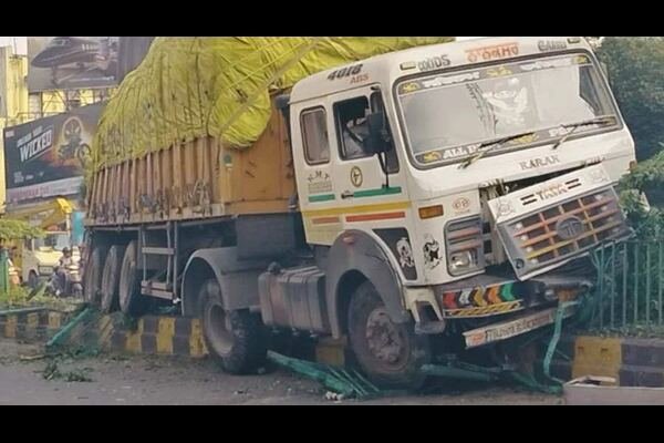 जमशेदपुर में देर रात ट्रक हादसा, बाल-बाल बचे लोग, यातायात बाधित