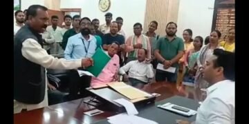 पूर्व सीएम मधु कोड़ा डीसी चंदन कुमार पर भड़के, कहा – “लहजा बदलें, नहीं तो..”