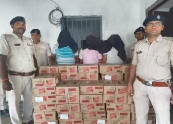 केलों की आड़ में शराब तस्करी! बेतिया में पिकअप से बरामद हुई भारी मात्रा में विदेशी शराब