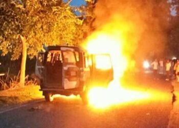 गौ तस्करी की कोशिश नाकाम, ग्रामीणों ने वाहन में लगाई आग