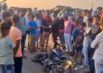 दियाजोरी फाटक फिर बना मौत का जाल! तेज रफ्तार हाइवा ने कुचला, युवक की दर्दनाक मौत दूसरा गंभीर