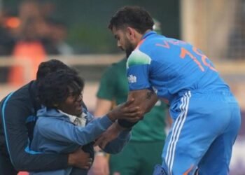 Ranchi वनडे में सुरक्षा में चूक! मैच के दौरान बीच मैदान में घुसकर युवक ने…