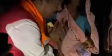 Big Breaking : बिहार चुनाव से ठीक पहले मोतिहारी में BJP प्रत्याशी का नोट बांटते हुए वीडियो वायरल, FIR दर्ज