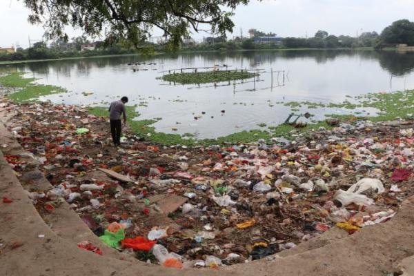 महापर्व खत्म, अधिकारी और समाजसेवी निंद्रा में छठ घाटों पर पसरी गंदगी, बदबू से लोग बेहाल