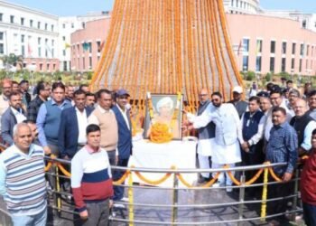 झारखंड विधानसभा अध्यक्ष रबीन्द्रनाथ महतो ने भगवान बिरसा मुंडा को दी श्रद्धांजलि