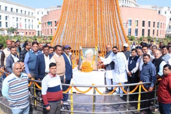 झारखंड विधानसभा अध्यक्ष रबीन्द्रनाथ महतो ने भगवान बिरसा मुंडा को दी श्रद्धांजलि