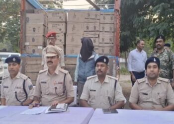 चुनाव से पहले शराब माफिया पर बड़ी चोट! बिहार बॉर्डर के पास भारी मात्रा में शराब के साथ चालक गिरफ्तार