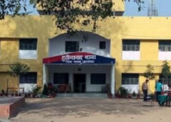 शादी कर आशिक फरार! प्रेमी के घर के बाहर धरने पर बैठी प्रेमिका ने कर दिया…