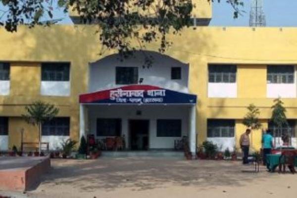 शादी कर आशिक फरार! प्रेमी के घर के बाहर धरने पर बैठी प्रेमिका ने कर दिया…