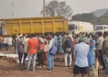 सरायकेला में बड़ा हादसा: हाइवा पलटने से दबकर तीन की मौत, कई गंभीर