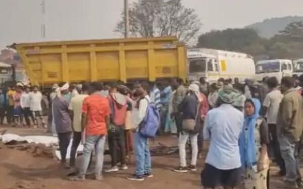 सरायकेला में बड़ा हादसा: हाइवा पलटने से दबकर तीन की मौत, कई गंभीर