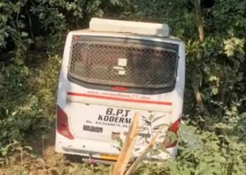 कोडरमा में बड़ा हादसा, बस अनियंत्रित होकर खाई में गिरी, दो दर्जन छात्राएं घायल