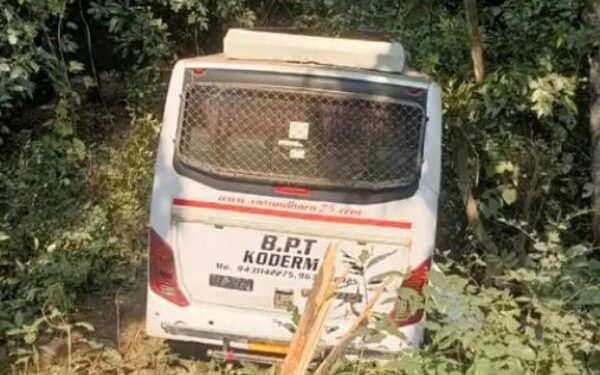 कोडरमा में बड़ा हादसा, बस अनियंत्रित होकर खाई में गिरी, दो दर्जन छात्राएं घायल