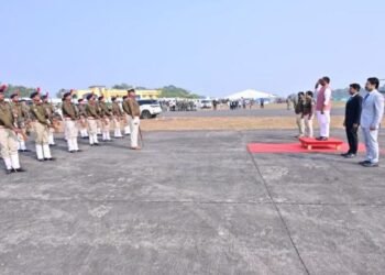 सीएम हेमंत सोरेन को दुमका एयरपोर्ट पर दिया गया गार्ड ऑफ ऑनर