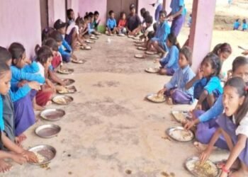 हाय रे सिस्टम! सरकारी स्कूल के छात्रों से मिड डे मील ढुलाते वीडियो वायरल