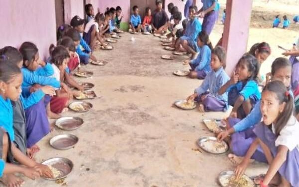 हाय रे सिस्टम! सरकारी स्कूल के छात्रों से मिड डे मील ढुलाते वीडियो वायरल