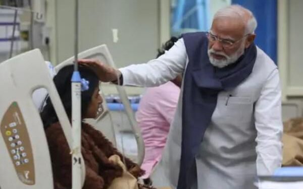 Breaking News : पीएम मोदी ने दिल्ली ब्लास्ट में घायलों से की मुलाकात, कहा-जिन्होंने यह घिनौनी साजिश रची है उन्हें बक्शा नहीं जाएगा...