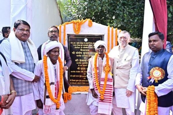 उलिहातू में राज्यपाल, सीएम हेमंत और केन्द्रीय मंत्री जुएल उऱांव ने भगवान बिरसा मुंडा को दी श्रद्धांजलि