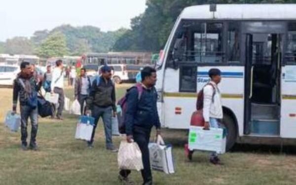 घाटशिला उपचुनाव : काउंटडाउन शुरू! घाटशिला उपचुनाव के लिए रवाना हुई मतदान टीमें