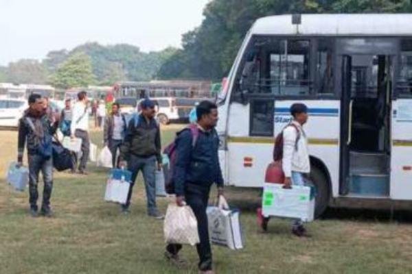 घाटशिला उपचुनाव : काउंटडाउन शुरू! घाटशिला उपचुनाव के लिए रवाना हुई मतदान टीमें