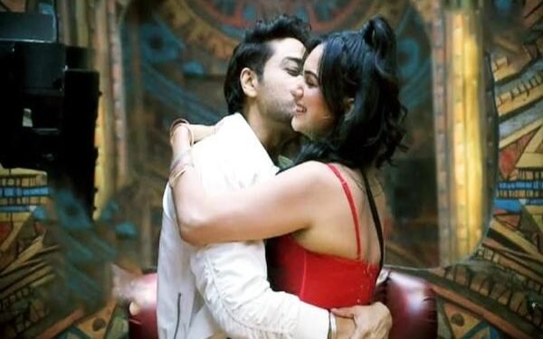BiggBoss में पति गौरव से मिलीं आकांक्षा, महीनों बाद किया लिपलॉक- वीडियो वायरल
