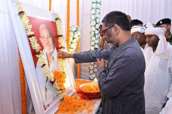 मुख्यमंत्री हेमंत सोरेन ने स्व० नेमनारायण महतो को दी भावपूर्ण श्रद्धांजलि