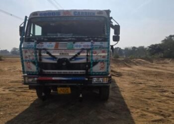 गुमला में अवैध बालू कारोबार पर बड़ी कार्रवाई, हाईवा जब्त