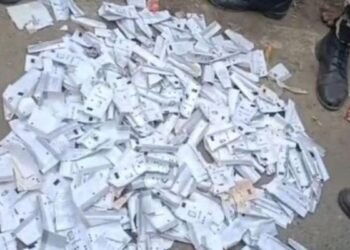 समस्तीपुर में सड़क किनारे VVPAT पर्चियों का ढेर मिलने से सनसनी, RJD ने उठाए गंभीर सवाल