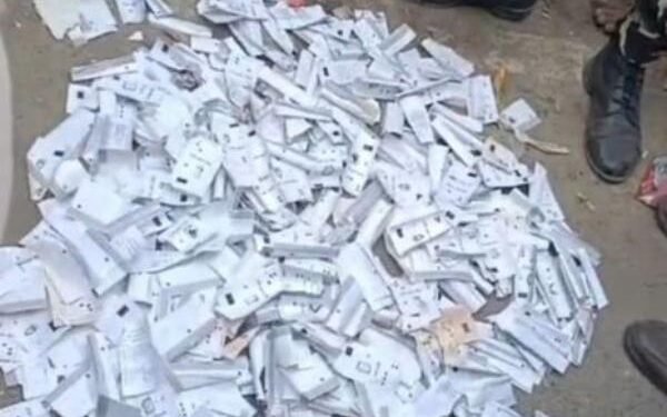 समस्तीपुर में सड़क किनारे VVPAT पर्चियों का ढेर मिलने से सनसनी, RJD ने उठाए गंभीर सवाल