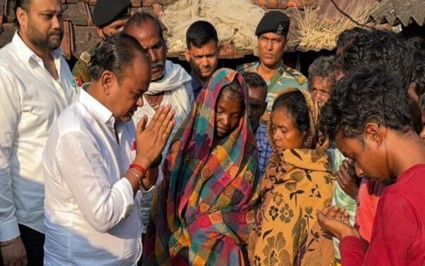 ग्रामीणों के आग्रह पर मंत्री इरफान अंसारी पहुँचे रामपुर, महिला को दी श्रद्धांजलि