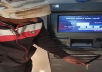 एसबीआई एटीएम आउटलेट पर ठगी: बॉक्सनुमा पलेट लगाकर 3000 रुपये गायब, पुटकी में तीसरी वारदात