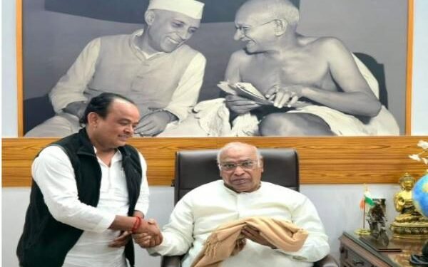 मंत्री इरफान अंसारी ने दिल्ली में मल्लिकार्जुन खड़गे से की मुलाकात, अल्पसंख्यकों की हिस्सेदारी पर बड़ी बातचीत