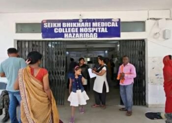 हजारीबाग में प्रसव के दौरान मां-बच्चे की मौत के बाद बवाल, परिजनों ने की तोड़ डाले...