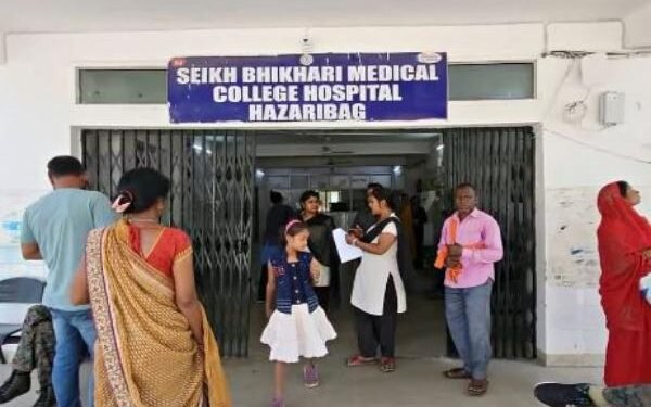 हजारीबाग में प्रसव के दौरान मां-बच्चे की मौत के बाद बवाल, परिजनों ने की तोड़ डाले...