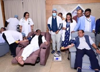 25वीं वर्षगांठ पर रक्तदान महाअभियान का शुभारंभ, सीएम हेमंत सोरेन ने किया रक्तदान