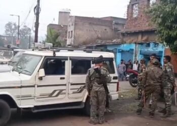 झरिया में पुलिस की बड़ी दबिश बंधन लॉज सहित कई ठिकानों पर छापेमारी, दर्जनभर से अधिक लोग हिरासत में