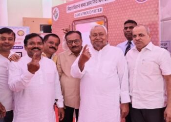 Breaking: बख्तियारपुर में CM नीतीश कुमार ने डाला वोट, कहा- "पहले मतदान, फिर जलपान"