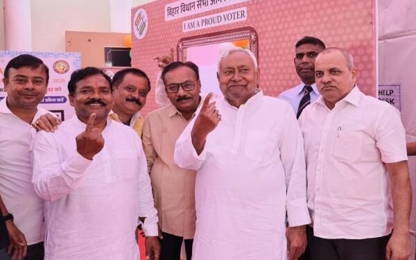 Breaking: बख्तियारपुर में CM नीतीश कुमार ने डाला वोट, कहा- "पहले मतदान, फिर जलपान"