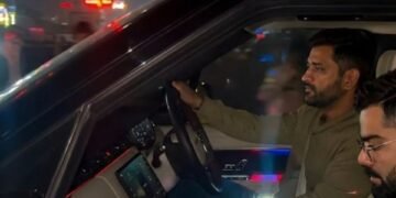 कोहली पहुँचे माही के घर, एक झलक पाने को फैंस की लगी भीड़